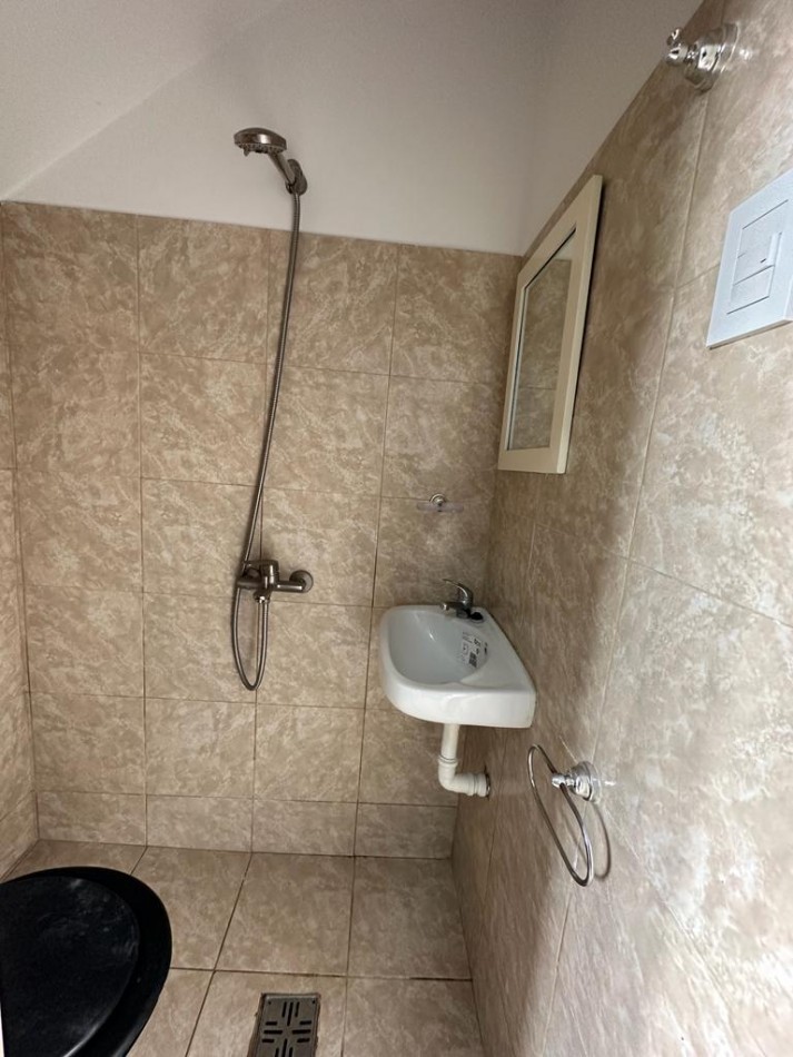 Dpto INTERNO DE UN AMB. y MEDIO C/PATIO - MORENO 2300 - (ZONA COTO AV. RIVADAVIA) 