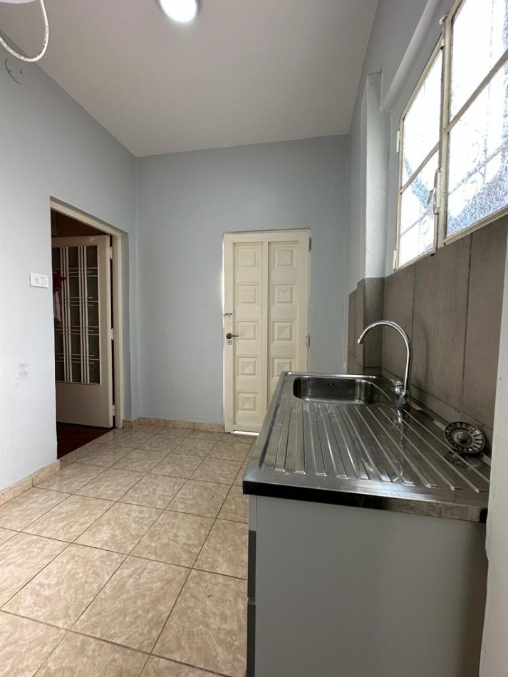 Dpto INTERNO DE UN AMB. y MEDIO C/PATIO - MORENO 2300 - (ZONA COTO AV. RIVADAVIA) 