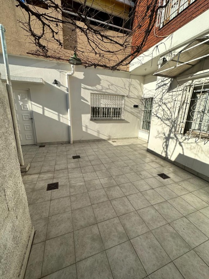 Dpto INTERNO DE UN AMB. y MEDIO C/PATIO - MORENO 2300 - (ZONA COTO AV. RIVADAVIA) 