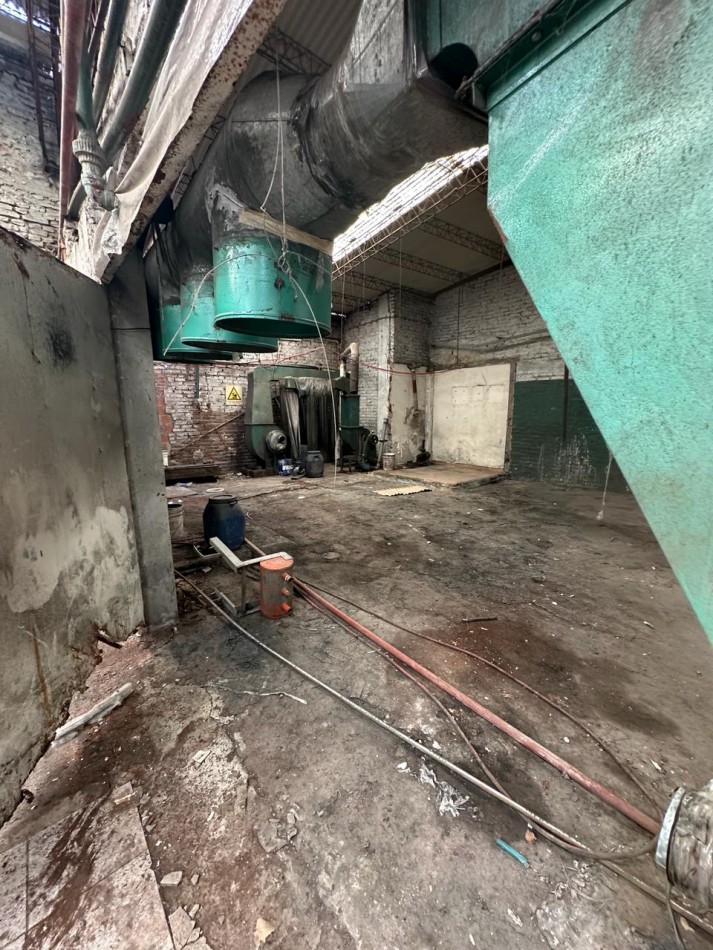 GALPON DE 2000 M2 EN DOS PLANTAS CON DOBLE ENTRADA EN ALQUILER - Av. VIAMONTE y FARREL