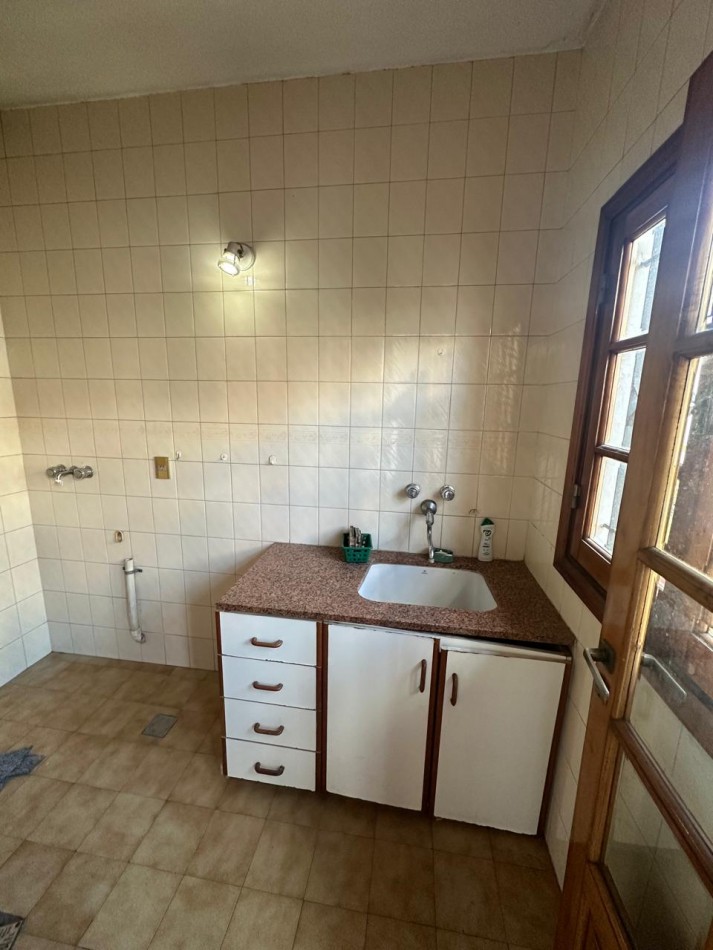 ESPECTACULAR CHALET 5 AMBIENTES CON PARQUE Y COCHERA/QUINCHO EN ALQUILER - CNEL. SEGUI 1000 - LANUS OESTE