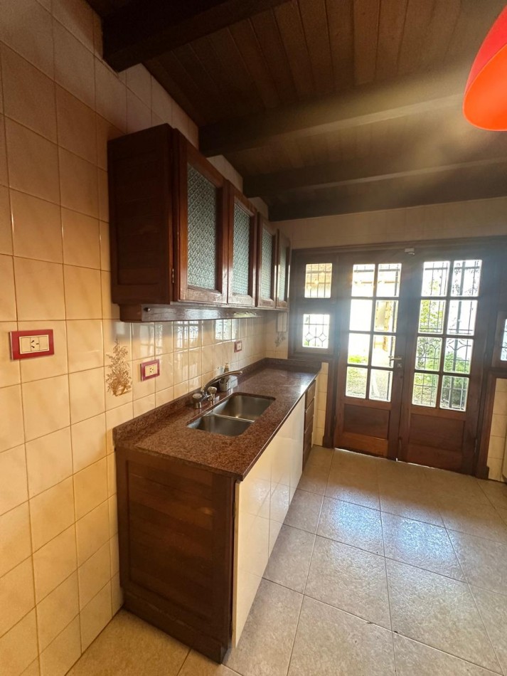 ESPECTACULAR CHALET 5 AMBIENTES CON PARQUE Y COCHERA/QUINCHO EN ALQUILER - CNEL. SEGUI 1000 - LANUS OESTE