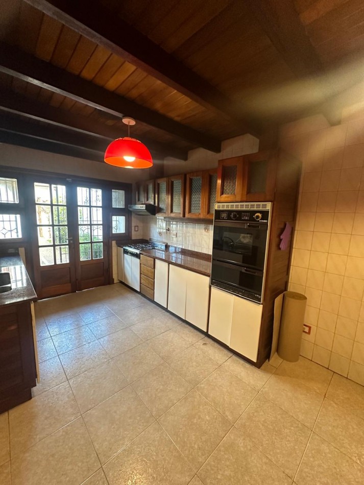 ESPECTACULAR CHALET 5 AMBIENTES CON PARQUE Y COCHERA/QUINCHO EN ALQUILER - CNEL. SEGUI 1000 - LANUS OESTE