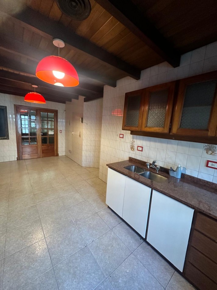 ESPECTACULAR CHALET 5 AMBIENTES CON PARQUE Y COCHERA/QUINCHO EN ALQUILER - CNEL. SEGUI 1000 - LANUS OESTE