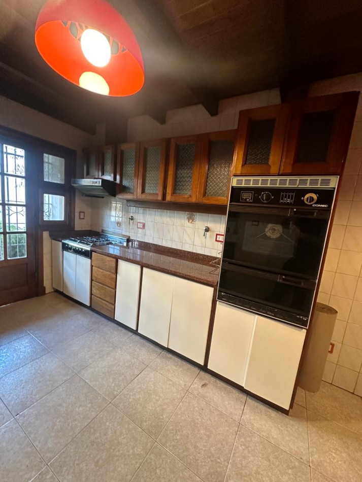 ESPECTACULAR CHALET 5 AMBIENTES CON PARQUE Y COCHERA/QUINCHO EN ALQUILER - CNEL. SEGUI 1000 - LANUS OESTE
