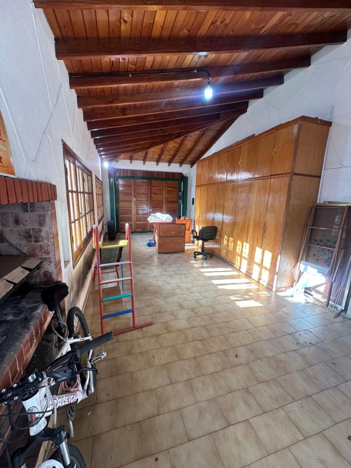 ESPECTACULAR CHALET 5 AMBIENTES CON PARQUE Y COCHERA/QUINCHO EN ALQUILER - CNEL. SEGUI 1000 - LANUS OESTE
