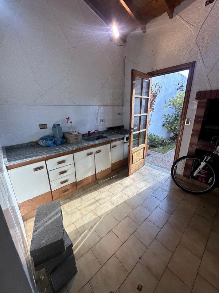 ESPECTACULAR CHALET 5 AMBIENTES CON PARQUE Y COCHERA/QUINCHO EN ALQUILER - CNEL. SEGUI 1000 - LANUS OESTE