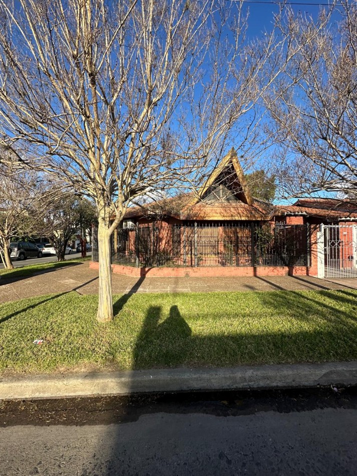 ESPECTACULAR CHALET 5 AMBIENTES CON PARQUE Y COCHERA/QUINCHO EN ALQUILER - CNEL. SEGUI 1000 - LANUS OESTE