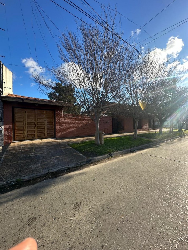 ESPECTACULAR CHALET 5 AMBIENTES CON PARQUE Y COCHERA/QUINCHO EN ALQUILER - CNEL. SEGUI 1000 - LANUS OESTE