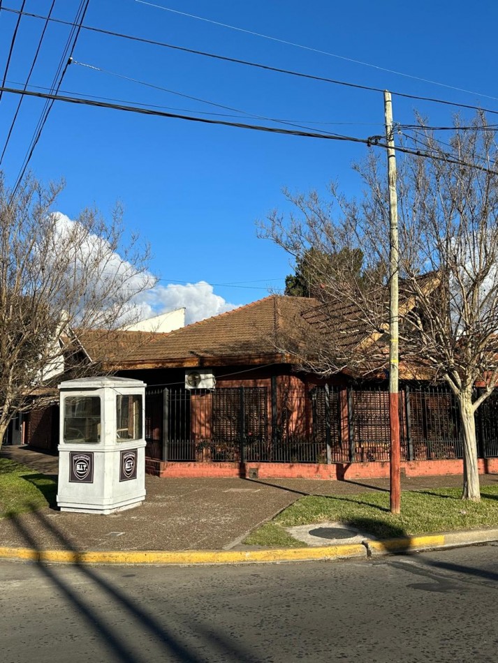 ESPECTACULAR CHALET 5 AMBIENTES CON PARQUE Y COCHERA/QUINCHO EN ALQUILER - CNEL. SEGUI 1000 - LANUS OESTE