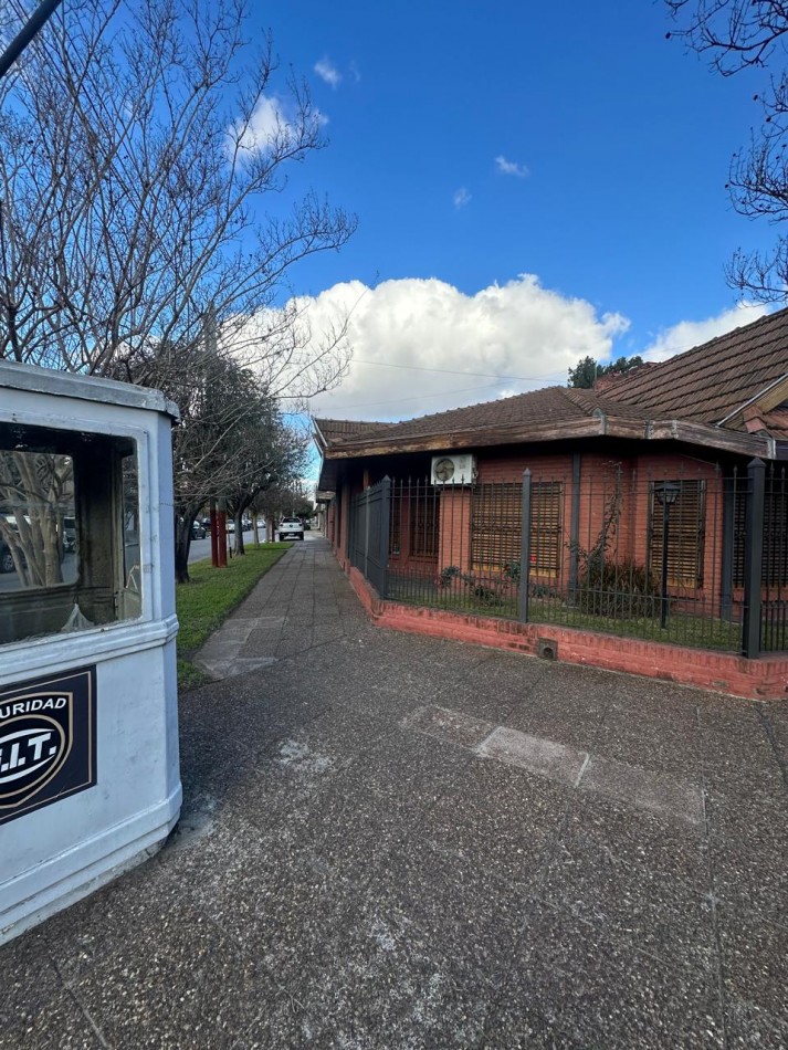 ESPECTACULAR CHALET 5 AMBIENTES CON PARQUE Y COCHERA/QUINCHO EN ALQUILER - CNEL. SEGUI 1000 - LANUS OESTE