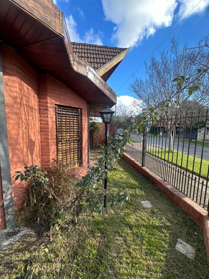 ESPECTACULAR CHALET 5 AMBIENTES CON PARQUE Y COCHERA/QUINCHO EN ALQUILER - CNEL. SEGUI 1000 - LANUS OESTE