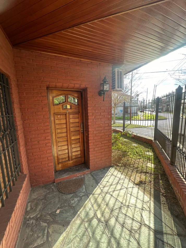 ESPECTACULAR CHALET 5 AMBIENTES CON PARQUE Y COCHERA/QUINCHO EN ALQUILER - CNEL. SEGUI 1000 - LANUS OESTE
