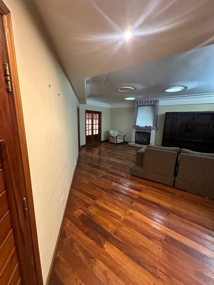 ESPECTACULAR CHALET 5 AMBIENTES CON PARQUE Y COCHERA/QUINCHO EN ALQUILER - CNEL. SEGUI 1000 - LANUS OESTE