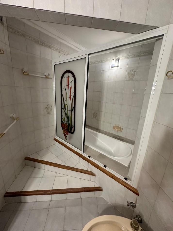 ESPECTACULAR CHALET 5 AMBIENTES CON PARQUE Y COCHERA/QUINCHO EN ALQUILER - CNEL. SEGUI 1000 - LANUS OESTE