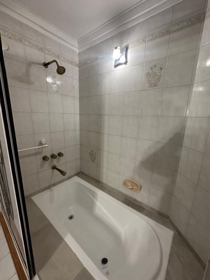 ESPECTACULAR CHALET 5 AMBIENTES CON PARQUE Y COCHERA/QUINCHO EN ALQUILER - CNEL. SEGUI 1000 - LANUS OESTE