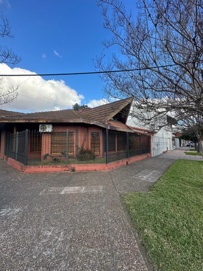 ESPECTACULAR CHALET 5 AMBIENTES CON PARQUE Y COCHERA/QUINCHO EN ALQUILER - CNEL. SEGUI 1000 - LANUS OESTE