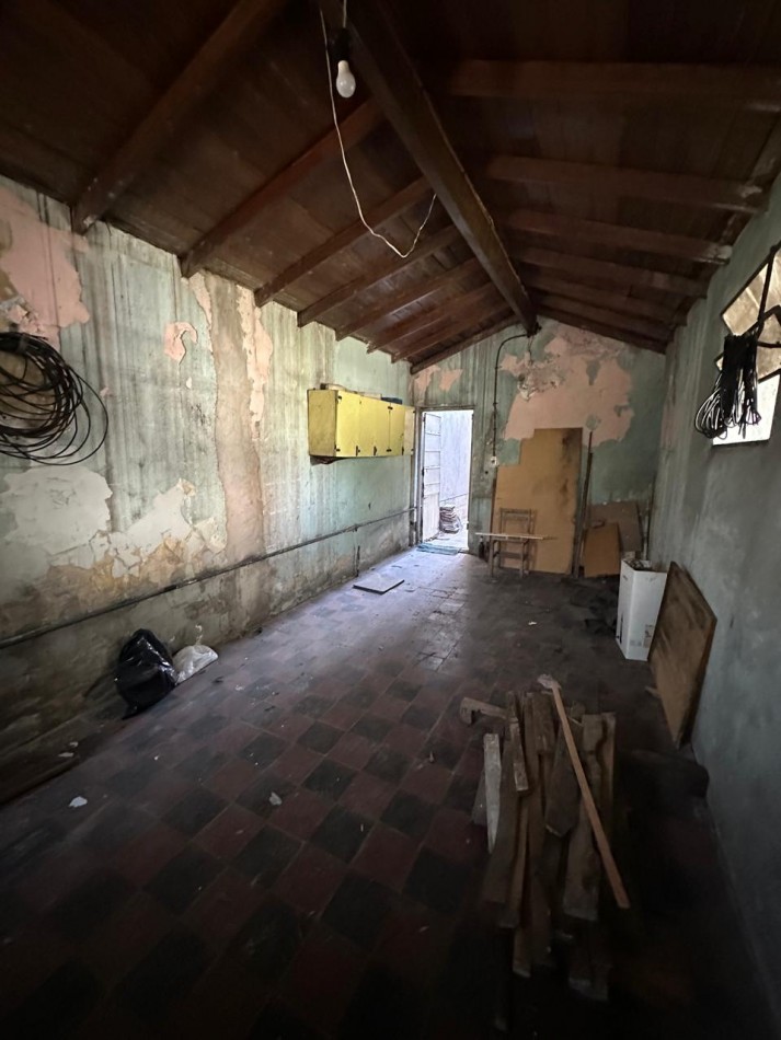 BUENA CASA EN VENTA DE 6 AMB. - 2 BAÑOS - C/GARAGE Y FONDO LIBRE - 8,66x45 m2 LOTE - UCRANIA AL 2000 esq. SAYOS - VALENTIN ALSINA