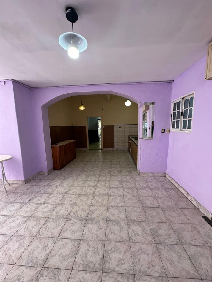 BUENA CASA EN VENTA DE 6 AMB. - 2 BAÑOS - C/GARAGE Y FONDO LIBRE - 8,66x45 m2 LOTE - UCRANIA AL 2000 esq. SAYOS - VALENTIN ALSINA