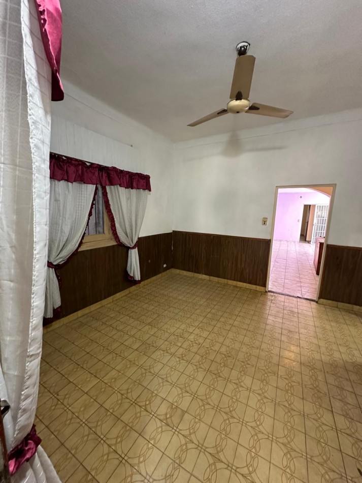 BUENA CASA EN VENTA DE 6 AMB. - 2 BAÑOS - C/GARAGE Y FONDO LIBRE - 8,66x45 m2 LOTE - UCRANIA AL 2000 esq. SAYOS - VALENTIN ALSINA