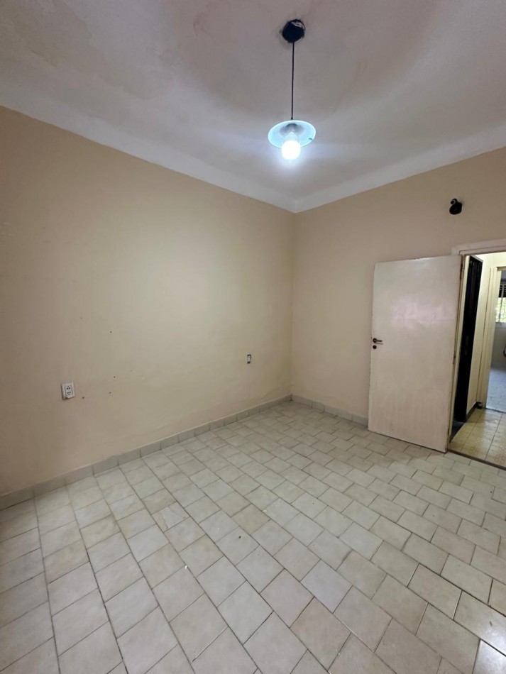 BUENA CASA EN VENTA DE 6 AMB. - 2 BAÑOS - C/GARAGE Y FONDO LIBRE - 8,66x45 m2 LOTE - UCRANIA AL 2000 esq. SAYOS - VALENTIN ALSINA