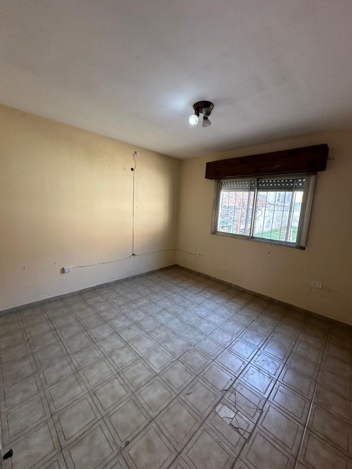 BUENA CASA EN VENTA DE 6 AMB. - 2 BAÑOS - C/GARAGE Y FONDO LIBRE - 8,66x45 m2 LOTE - UCRANIA AL 2000 esq. SAYOS - VALENTIN ALSINA