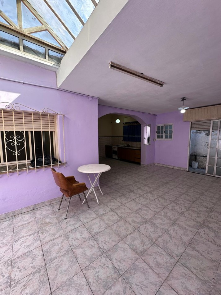 BUENA CASA EN VENTA DE 6 AMB. - 2 BAÑOS - C/GARAGE Y FONDO LIBRE - 8,66x45 m2 LOTE - UCRANIA AL 2000 esq. SAYOS - VALENTIN ALSINA