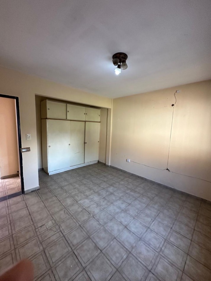 BUENA CASA EN VENTA DE 6 AMB. - 2 BAÑOS - C/GARAGE Y FONDO LIBRE - 8,66x45 m2 LOTE - UCRANIA AL 2000 esq. SAYOS - VALENTIN ALSINA