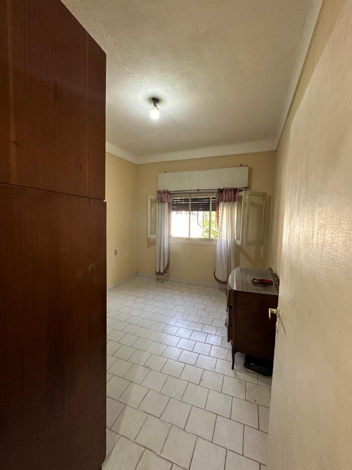 BUENA CASA EN VENTA DE 6 AMB. - 2 BAÑOS - C/GARAGE Y FONDO LIBRE - 8,66x45 m2 LOTE - UCRANIA AL 2000 esq. SAYOS - VALENTIN ALSINA