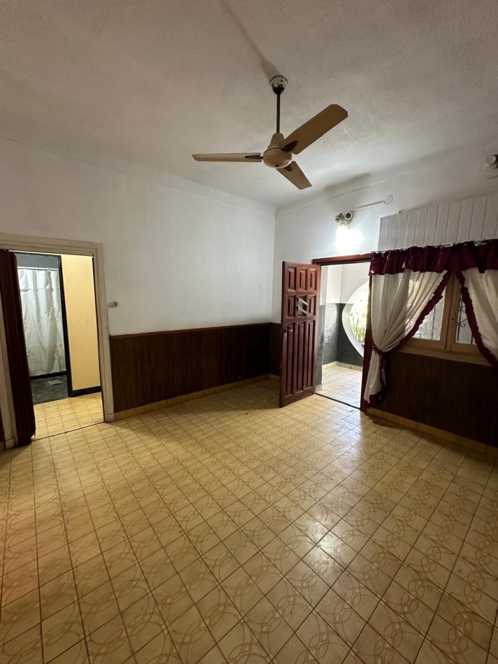 BUENA CASA EN VENTA DE 6 AMB. - 2 BAÑOS - C/GARAGE Y FONDO LIBRE - 8,66x45 m2 LOTE - UCRANIA AL 2000 esq. SAYOS - VALENTIN ALSINA