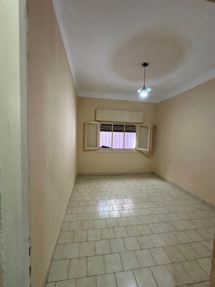 BUENA CASA EN VENTA DE 6 AMB. - 2 BAÑOS - C/GARAGE Y FONDO LIBRE - 8,66x45 m2 LOTE - UCRANIA AL 2000 esq. SAYOS - VALENTIN ALSINA