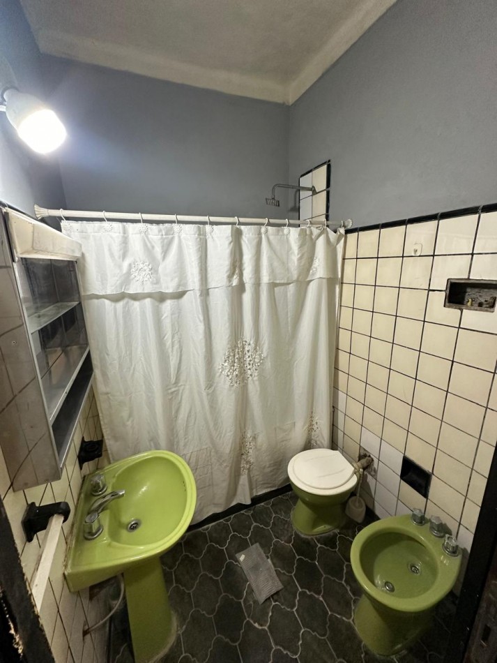 BUENA CASA EN VENTA DE 6 AMB. - 2 BAÑOS - C/GARAGE Y FONDO LIBRE - 8,66x45 m2 LOTE - UCRANIA AL 2000 esq. SAYOS - VALENTIN ALSINA