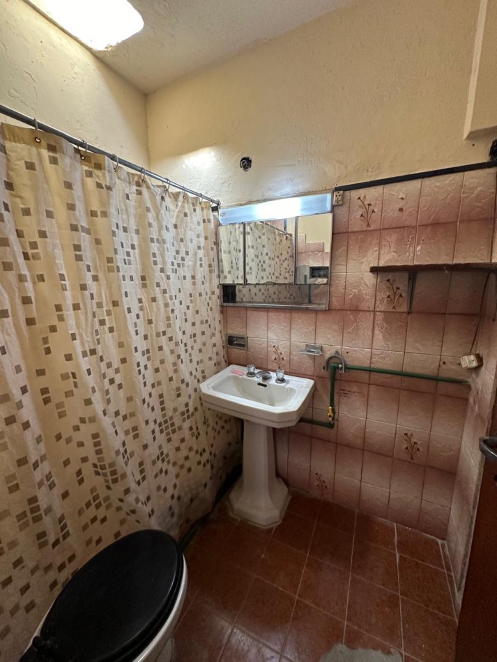 BUENA CASA EN VENTA DE 6 AMB. - 2 BAÑOS - C/GARAGE Y FONDO LIBRE - 8,66x45 m2 LOTE - UCRANIA AL 2000 esq. SAYOS - VALENTIN ALSINA
