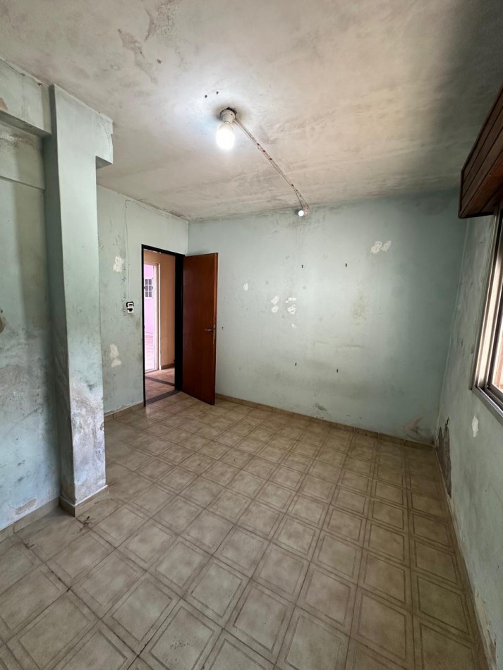 BUENA CASA EN VENTA DE 6 AMB. - 2 BAÑOS - C/GARAGE Y FONDO LIBRE - 8,66x45 m2 LOTE - UCRANIA AL 2000 esq. SAYOS - VALENTIN ALSINA