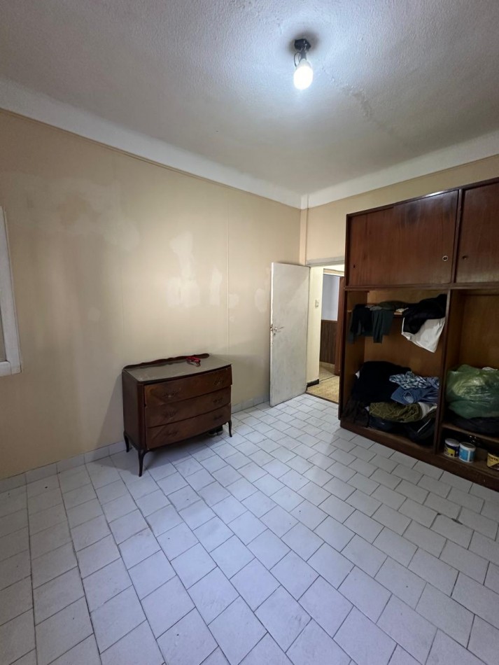 BUENA CASA EN VENTA DE 6 AMB. - 2 BAÑOS - C/GARAGE Y FONDO LIBRE - 8,66x45 m2 LOTE - UCRANIA AL 2000 esq. SAYOS - VALENTIN ALSINA