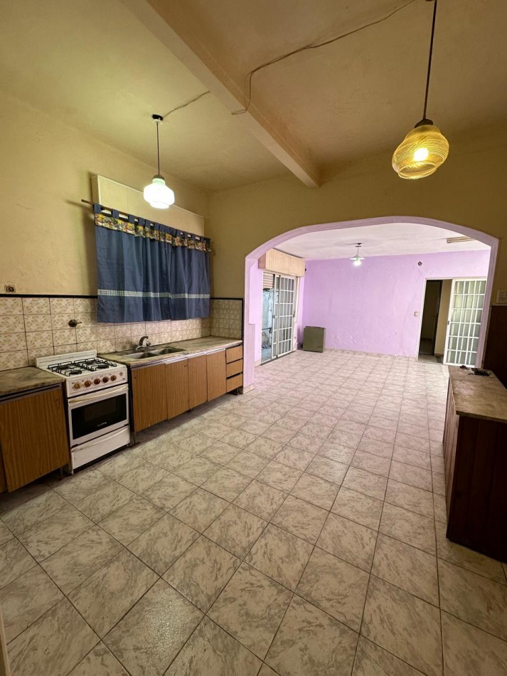 BUENA CASA EN VENTA DE 6 AMB. - 2 BAÑOS - C/GARAGE Y FONDO LIBRE - 8,66x45 m2 LOTE - UCRANIA AL 2000 esq. SAYOS - VALENTIN ALSINA