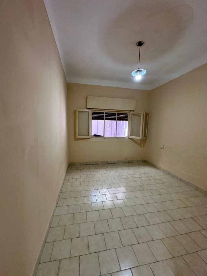 BUENA CASA EN VENTA DE 6 AMB. - 2 BAÑOS - C/GARAGE Y FONDO LIBRE - 8,66x45 m2 LOTE - UCRANIA AL 2000 esq. SAYOS - VALENTIN ALSINA