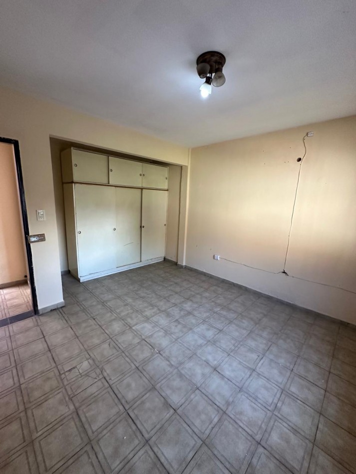 BUENA CASA EN VENTA DE 6 AMB. - 2 BAÑOS - C/GARAGE Y FONDO LIBRE - 8,66x45 m2 LOTE - UCRANIA AL 2000 esq. SAYOS - VALENTIN ALSINA