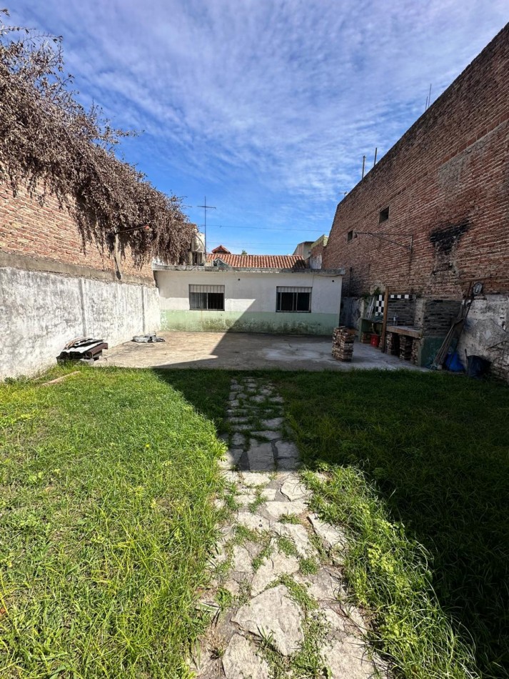 BUENA CASA EN VENTA DE 6 AMB. - 2 BAÑOS - C/GARAGE Y FONDO LIBRE - 8,66x45 m2 LOTE - UCRANIA AL 2000 esq. SAYOS - VALENTIN ALSINA