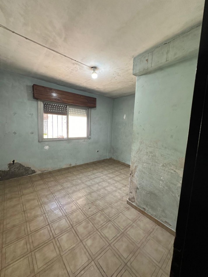 BUENA CASA EN VENTA DE 6 AMB. - 2 BAÑOS - C/GARAGE Y FONDO LIBRE - 8,66x45 m2 LOTE - UCRANIA AL 2000 esq. SAYOS - VALENTIN ALSINA
