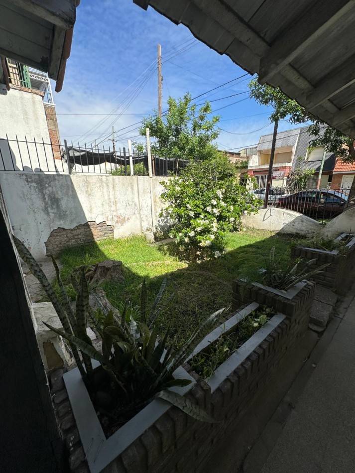 BUENA CASA EN VENTA DE 6 AMB. - 2 BAÑOS - C/GARAGE Y FONDO LIBRE - 8,66x45 m2 LOTE - UCRANIA AL 2000 esq. SAYOS - VALENTIN ALSINA