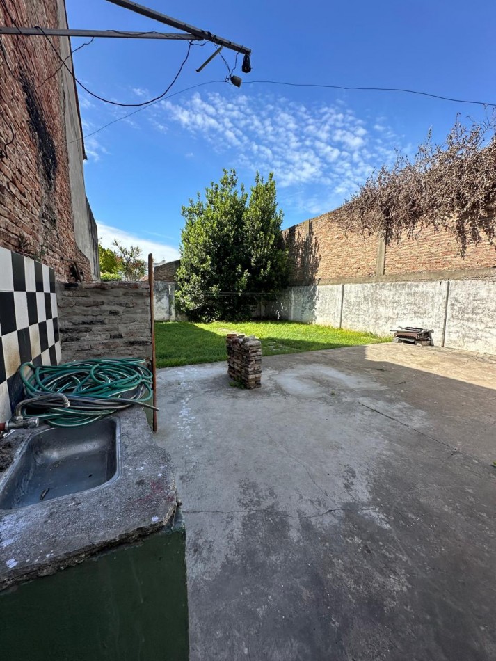 BUENA CASA EN VENTA DE 6 AMB. - 2 BAÑOS - C/GARAGE Y FONDO LIBRE - 8,66x45 m2 LOTE - UCRANIA AL 2000 esq. SAYOS - VALENTIN ALSINA