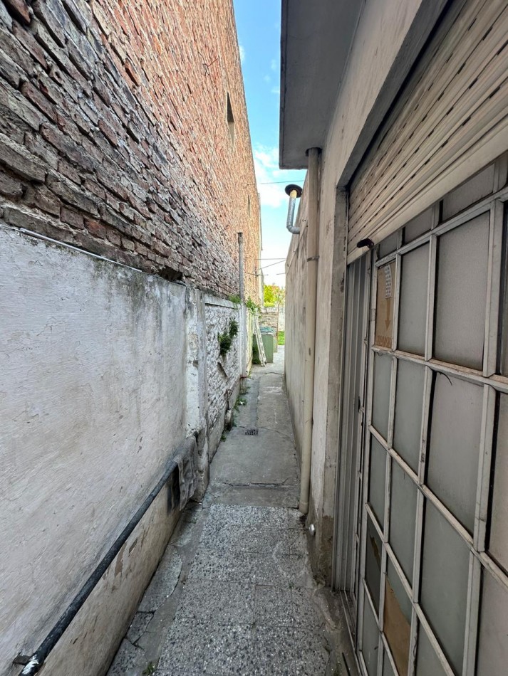 BUENA CASA EN VENTA DE 6 AMB. - 2 BAÑOS - C/GARAGE Y FONDO LIBRE - 8,66x45 m2 LOTE - UCRANIA AL 2000 esq. SAYOS - VALENTIN ALSINA