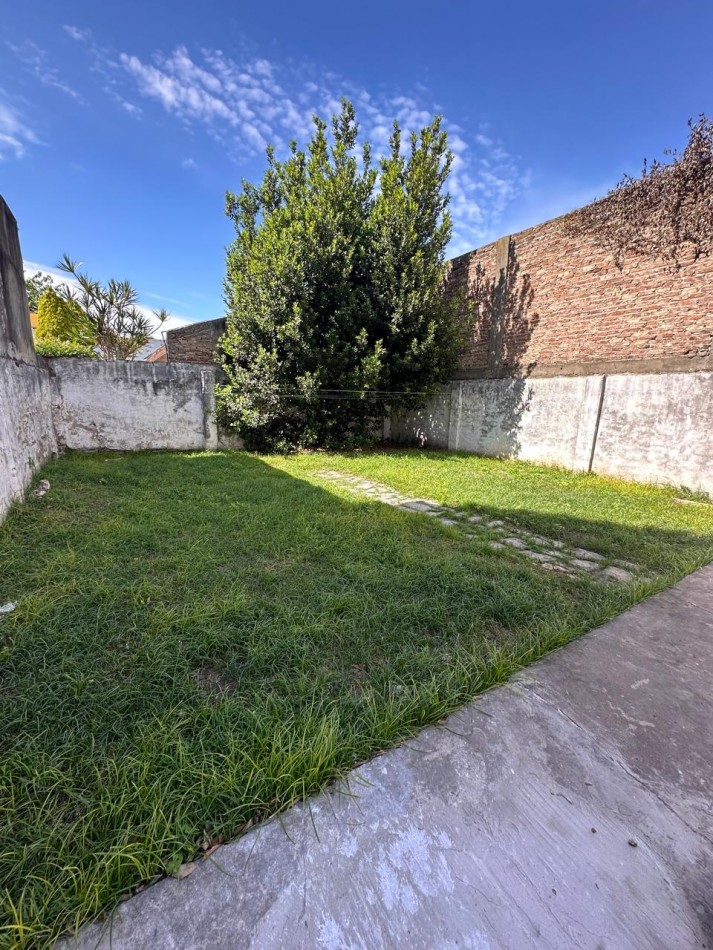 BUENA CASA EN VENTA DE 6 AMB. - 2 BAÑOS - C/GARAGE Y FONDO LIBRE - 8,66x45 m2 LOTE - UCRANIA AL 2000 esq. SAYOS - VALENTIN ALSINA