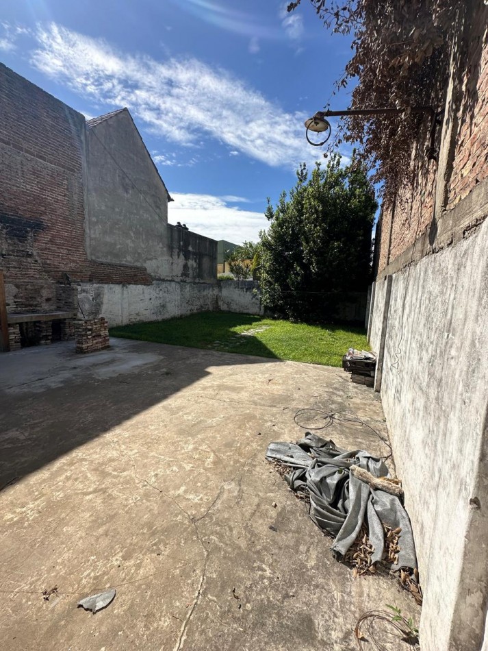 BUENA CASA EN VENTA DE 6 AMB. - 2 BAÑOS - C/GARAGE Y FONDO LIBRE - 8,66x45 m2 LOTE - UCRANIA AL 2000 esq. SAYOS - VALENTIN ALSINA