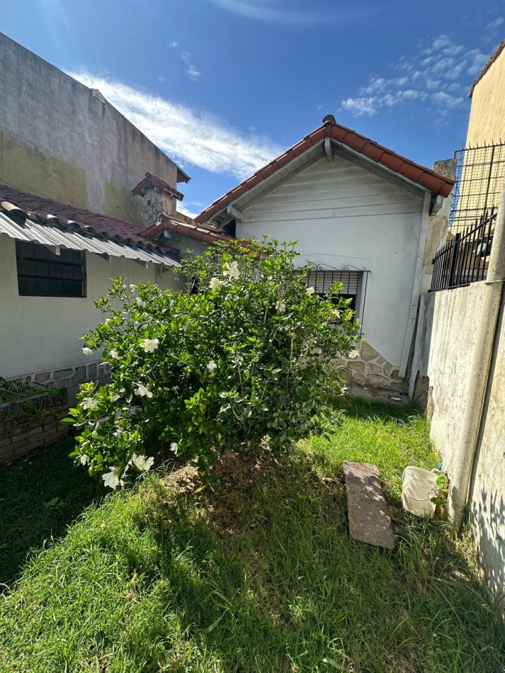 BUENA CASA EN VENTA DE 6 AMB. - 2 BAÑOS - C/GARAGE Y FONDO LIBRE - 8,66x45 m2 LOTE - UCRANIA AL 2000 esq. SAYOS - VALENTIN ALSINA