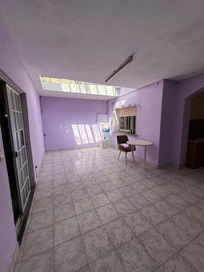 BUENA CASA EN VENTA DE 6 AMB. - 2 BAÑOS - C/GARAGE Y FONDO LIBRE - 8,66x45 m2 LOTE - UCRANIA AL 2000 esq. SAYOS - VALENTIN ALSINA