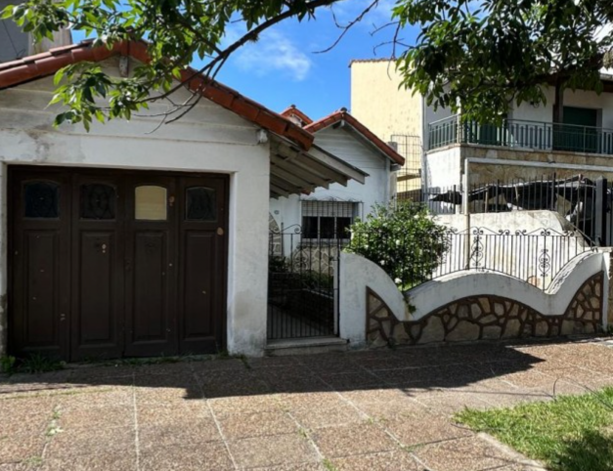 BUENA CASA EN VENTA DE 6 AMB. - 2 BAÑOS - C/GARAGE Y FONDO LIBRE - 8,66x45 m2 LOTE - UCRANIA AL 2000 esq. SAYOS - VALENTIN ALSINA