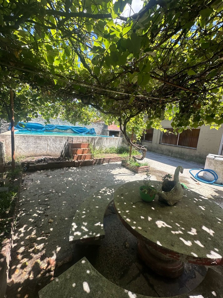 CASA DE 3 AMB. C/COCHERA, PILETA Y FONDO LIBRE - ANDES AL 900 - TEMPERLEY 