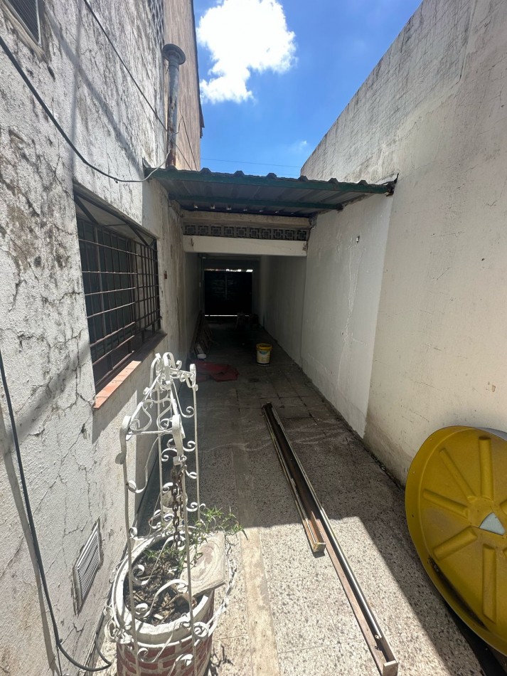 CASA DE 3 AMB. C/COCHERA, PILETA Y FONDO LIBRE - ANDES AL 900 - TEMPERLEY 